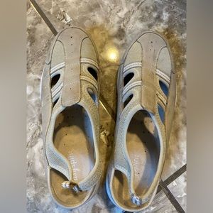 EasySpirit brand Women’s slip-on sneakers, cream color, size 9, gently worn